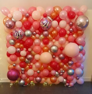 Alt= "organic balloon wall"